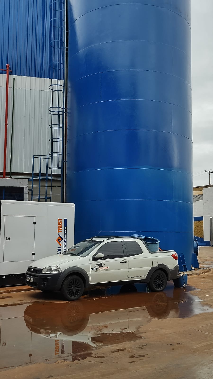 carro da Serclean realizando o serviço de limpeza de uma caixa elevada